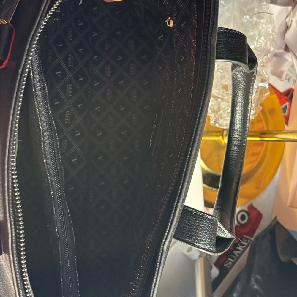Elegant Black Vera Wang Handbag - Picture 15 of 16